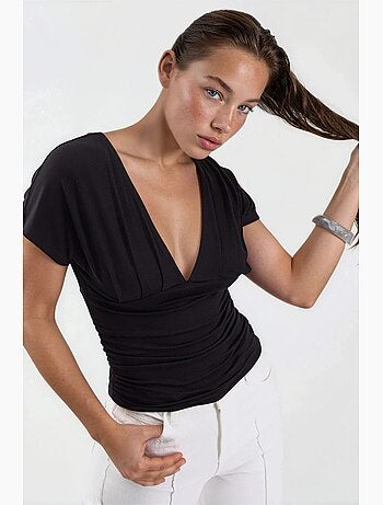 Blusa com decote em v e detalhe de laço busem