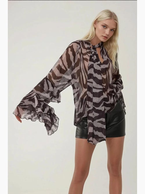 Blusa com detalhe de folhos e estampado de zebra hiccup - Kiabi Blusa com detalhe de folhos e estampado de zebra hiccup - Kiabi