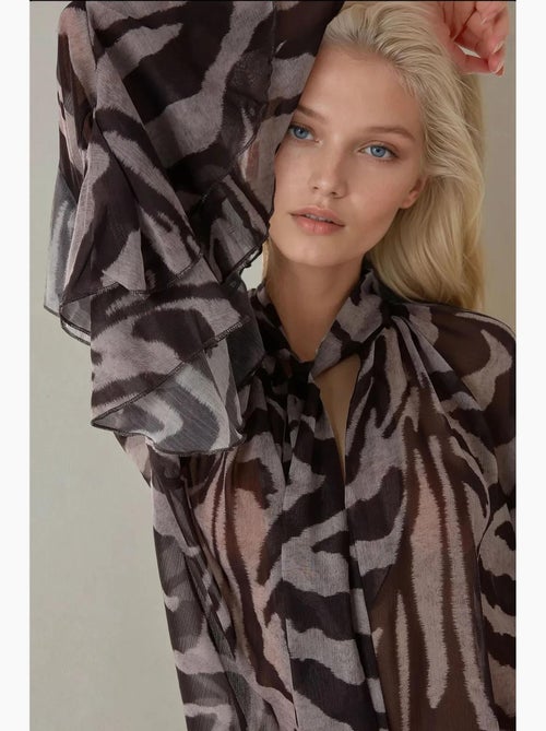 Blusa com detalhe de folhos e estampado de zebra hiccup - Kiabi Blusa com detalhe de folhos e estampado de zebra hiccup - Kiabi