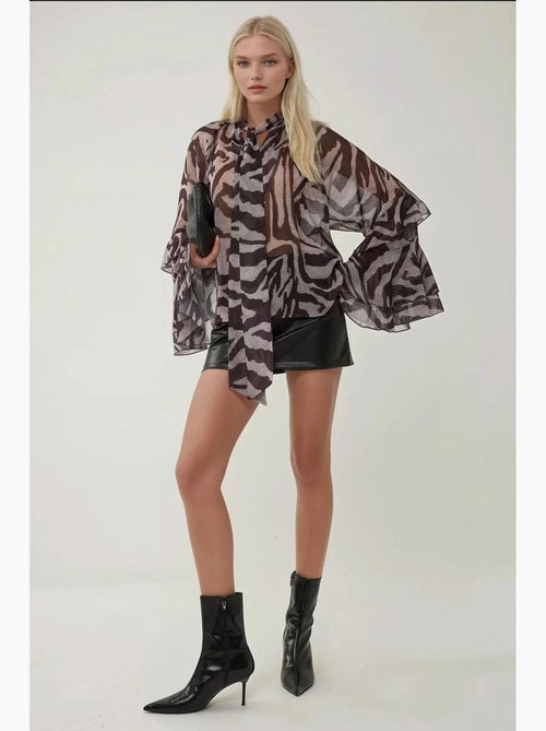 Blusa com detalhe de folhos e estampado de zebra hiccup - Kiabi Blusa com detalhe de folhos e estampado de zebra hiccup - Kiabi