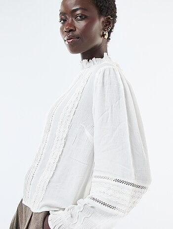 Blusa com detalhes em renda e gola vitoriana