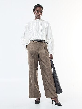 Blusa com detalhes em renda e gola vitoriana