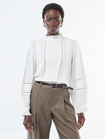 Blusa com detalhes em renda e gola vitoriana