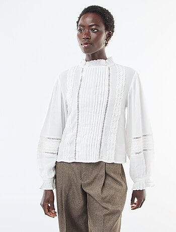 Blusa com detalhes em renda e gola vitoriana