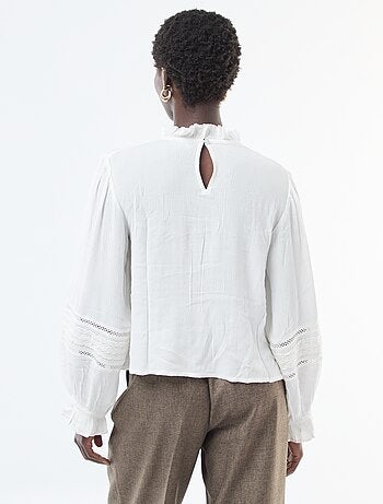 Blusa com detalhes em renda e gola vitoriana