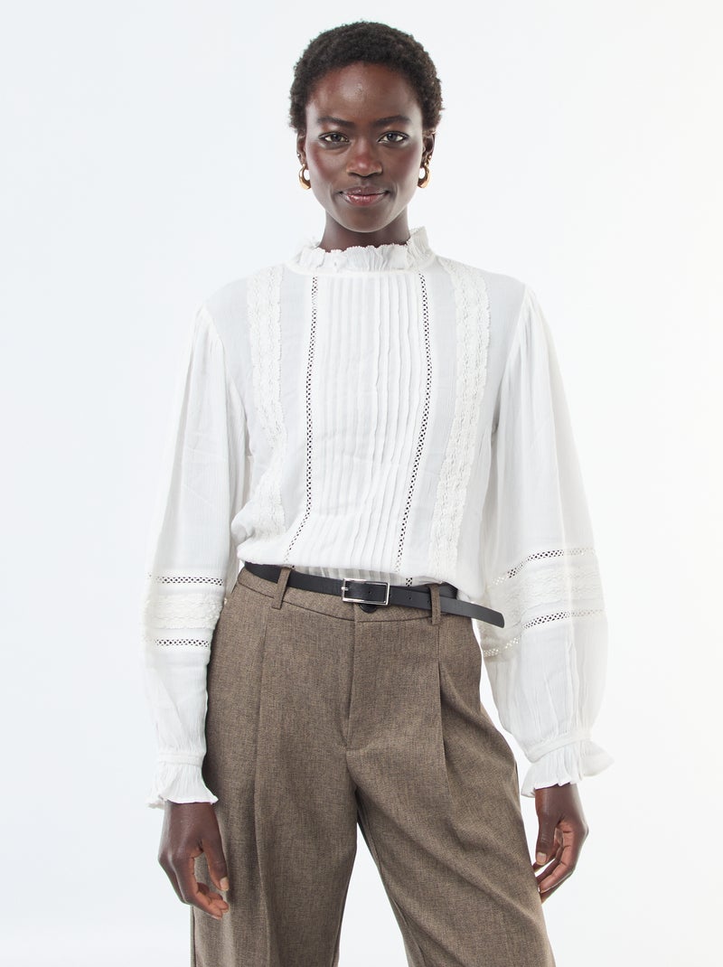 Blusa com detalhes em renda e gola vitoriana Branco - Kiabi