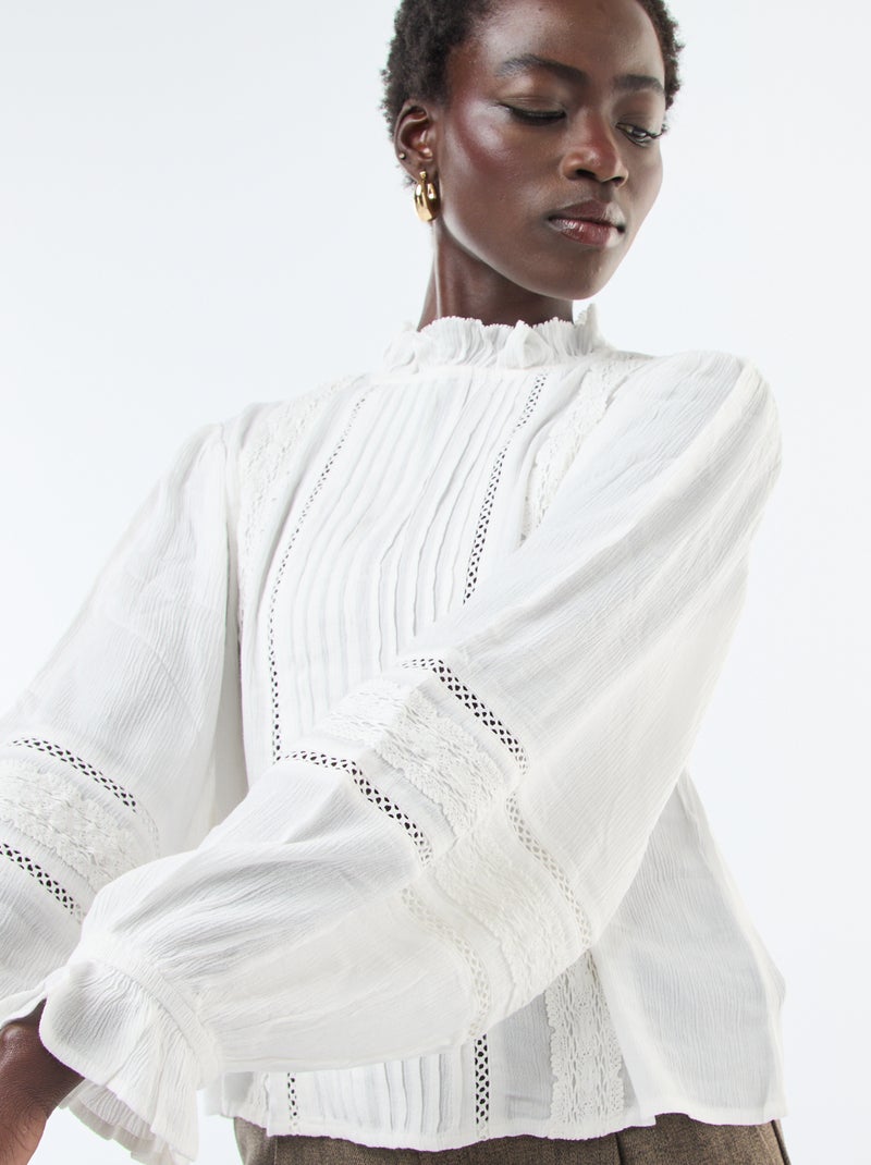Blusa com detalhes em renda e gola vitoriana Branco - Kiabi