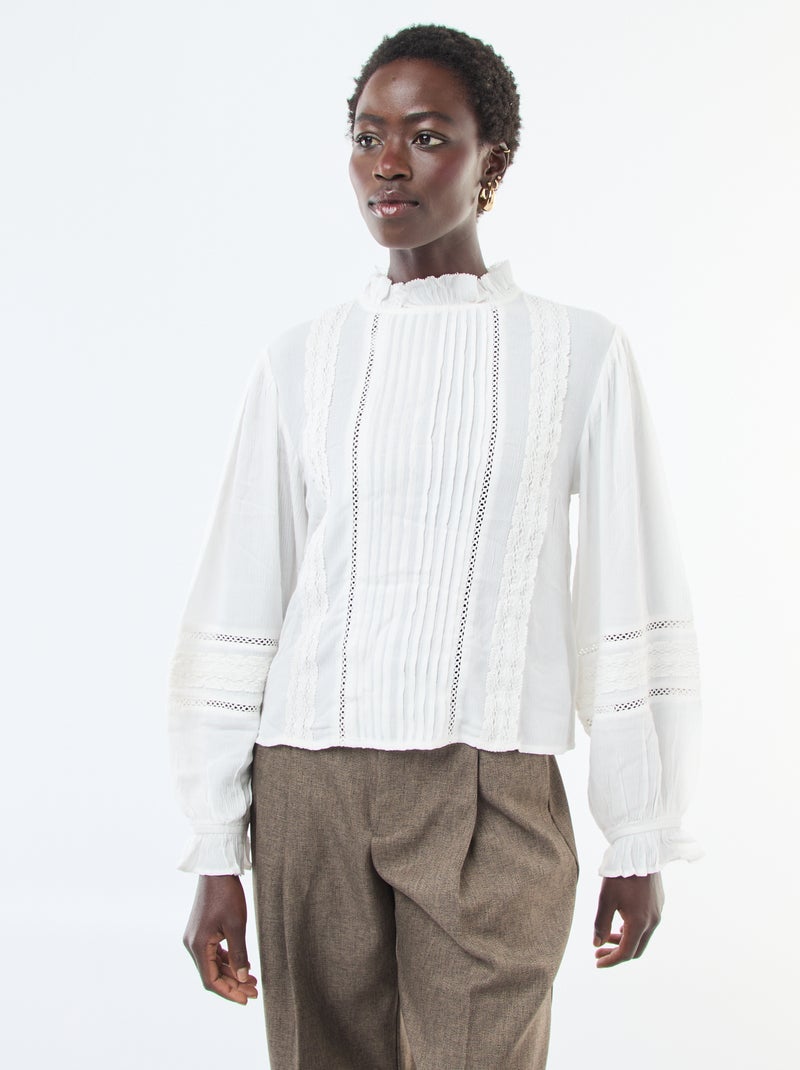 Blusa com detalhes em renda e gola vitoriana Branco - Kiabi