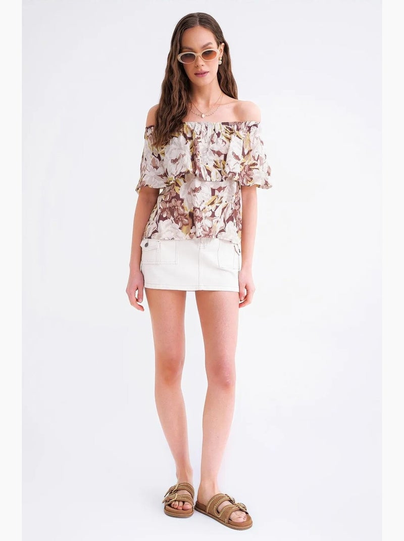 Blusa com estampa floral e ombros à mostra mixray Camelo - Kiabi
