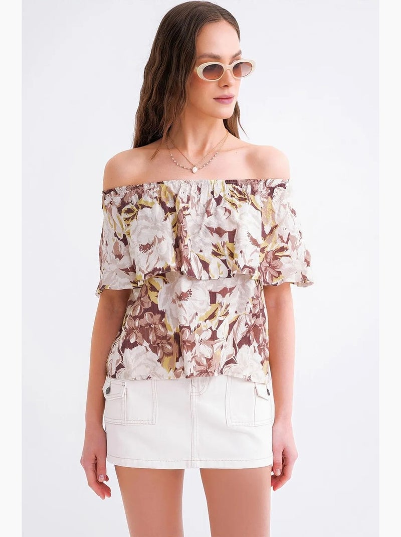 Blusa com estampa floral e ombros à mostra mixray Camelo - Kiabi