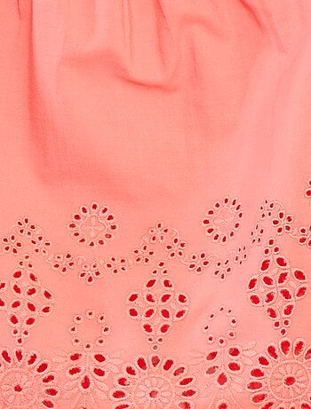 Blusa com favos de mel e bordado inglês