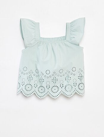 Blusa com favos de mel e bordado inglês