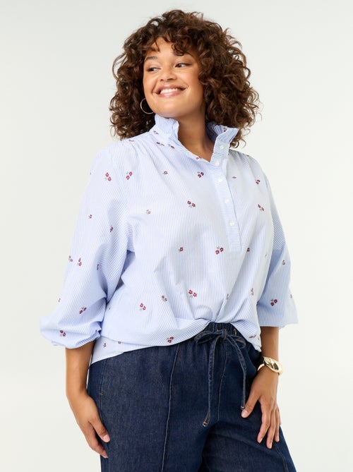 Blusa com flores bordadas e gola alta - Kiabi Blusa com flores bordadas e gola alta - Kiabi