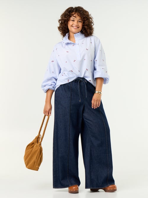 Blusa com flores bordadas e gola alta - Kiabi Blusa com flores bordadas e gola alta - Kiabi