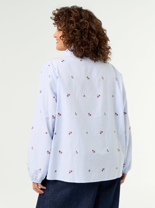 Blusa com flores bordadas e gola alta - Kiabi Blusa com flores bordadas e gola alta - Kiabi