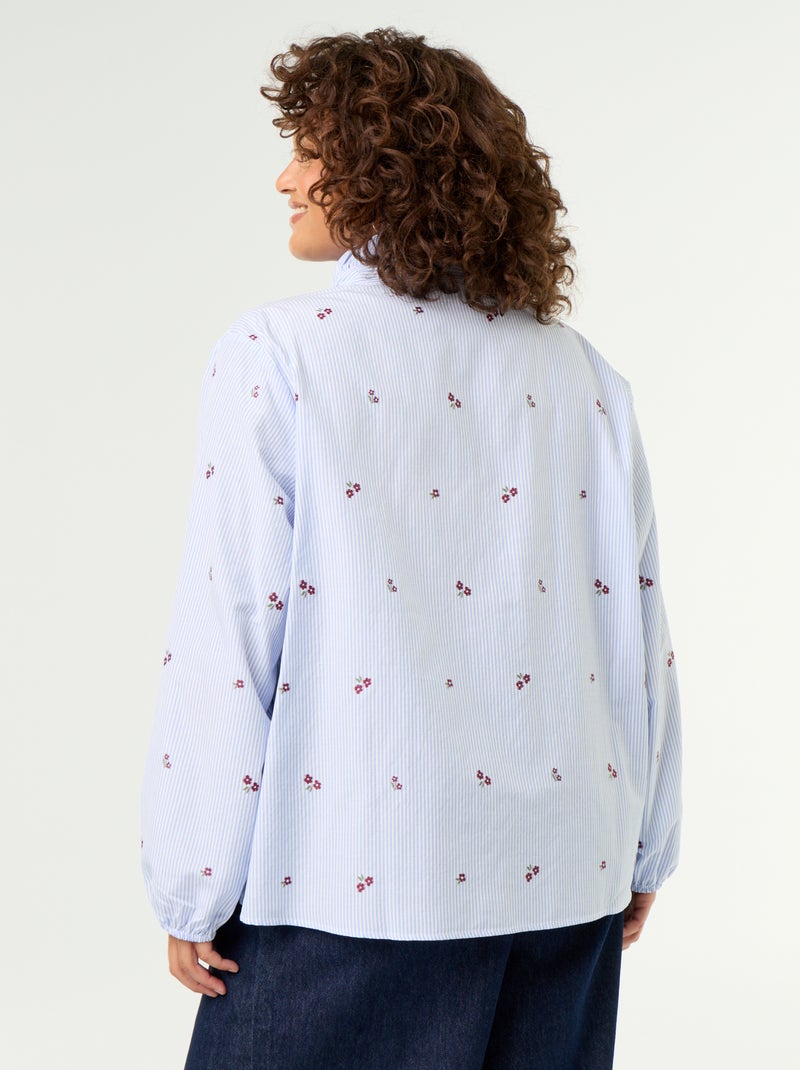 Blusa com flores bordadas e gola alta Azul - Kiabi