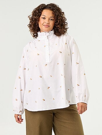 Blusa com flores bordadas e gola alta