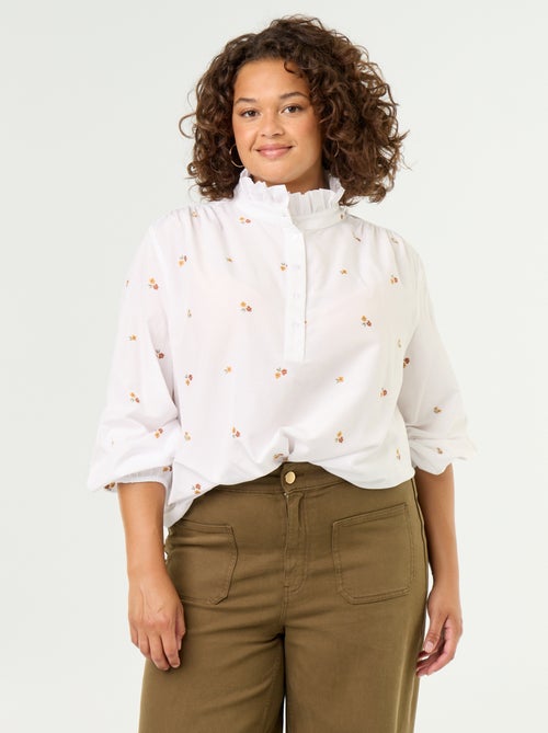 Blusa com flores bordadas e gola alta - Kiabi Blusa com flores bordadas e gola alta - Kiabi