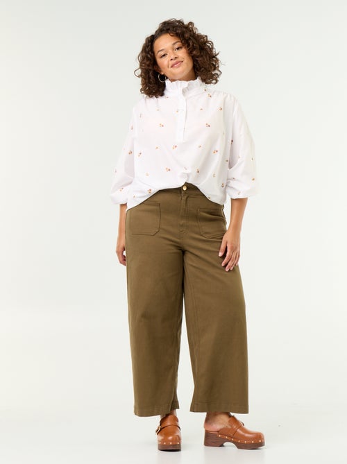 Blusa com flores bordadas e gola alta - Kiabi Blusa com flores bordadas e gola alta - Kiabi