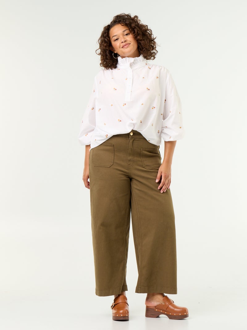 Blusa com flores bordadas e gola alta Branco - Kiabi