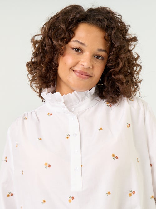 Blusa com flores bordadas e gola alta - Kiabi Blusa com flores bordadas e gola alta - Kiabi