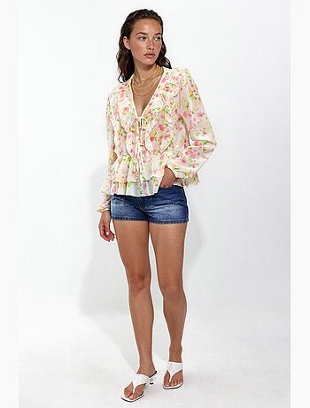Blusa com folhos, decote em V e padrão