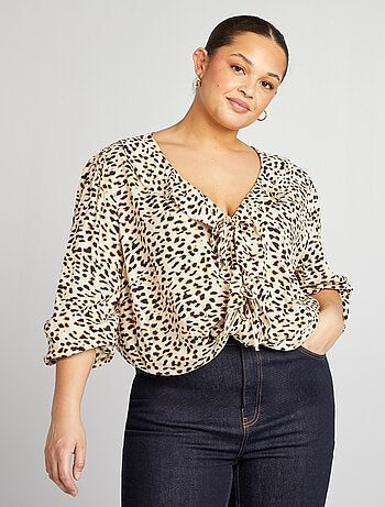Blusa com folhos e abertura com atilhos para atar