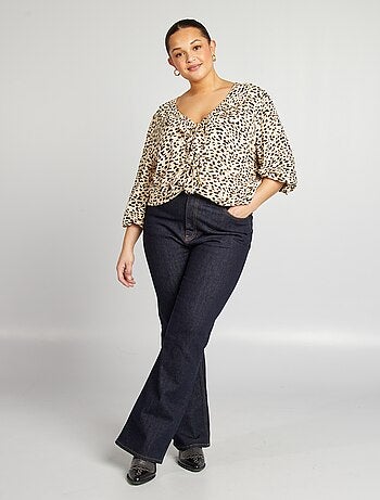 Blusa com folhos e abertura com atilhos para atar