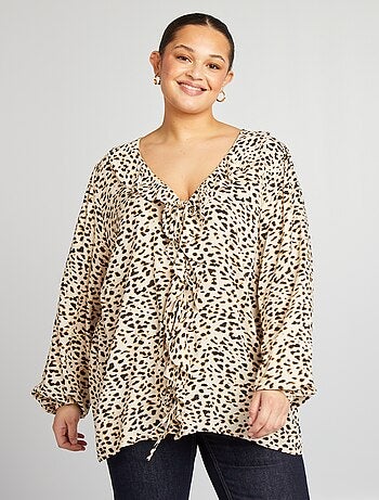 Blusa com folhos e abertura com atilhos para atar