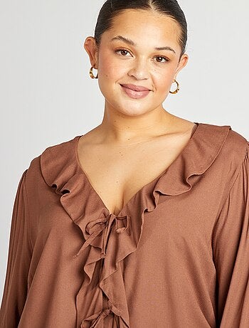 Blusa com folhos e abertura com atilhos para atar