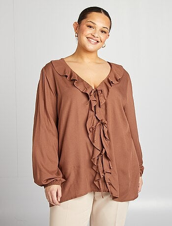 Blusa com folhos e abertura com atilhos para atar
