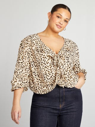 Blusa com folhos e abertura com atilhos para atar
