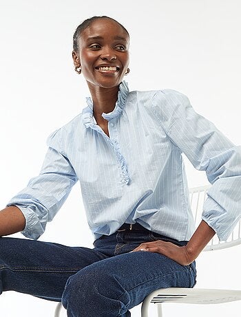 Blusa com folhos na gola e na abertura