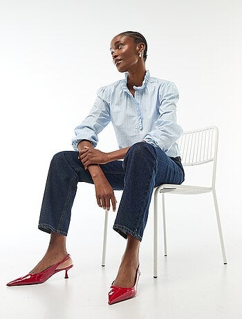 Blusa com folhos na gola e na abertura