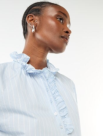 Blusa com folhos na gola e na abertura