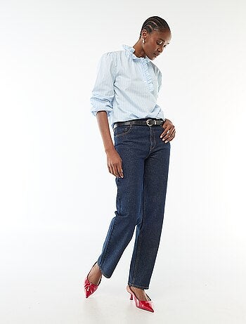 Blusa com folhos na gola e na abertura