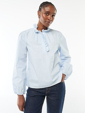 Blusa com folhos na gola e na abertura