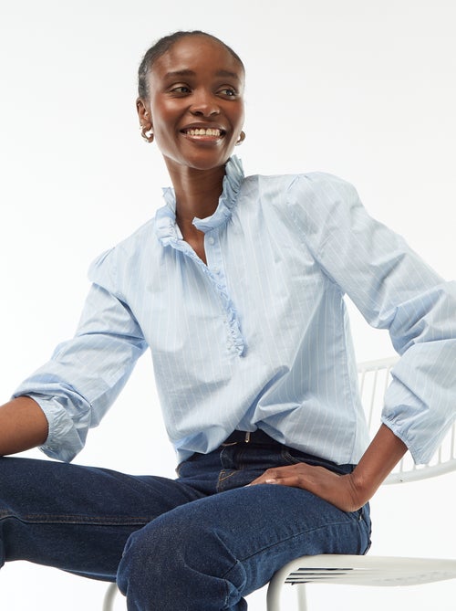 Blusa com folhos na gola e na abertura - Kiabi