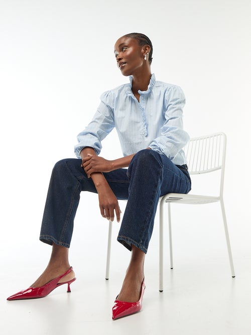 Blusa com folhos na gola e na abertura - Kiabi