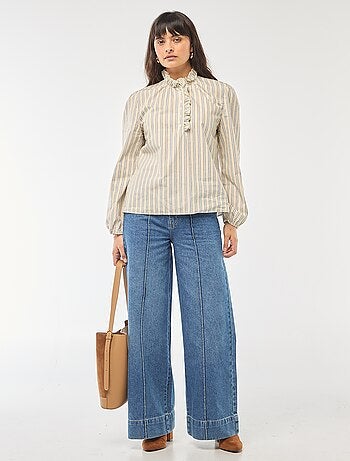 Blusa com folhos na gola e na abertura