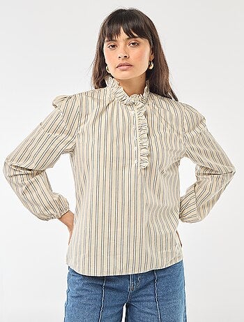Blusa com folhos na gola e na abertura