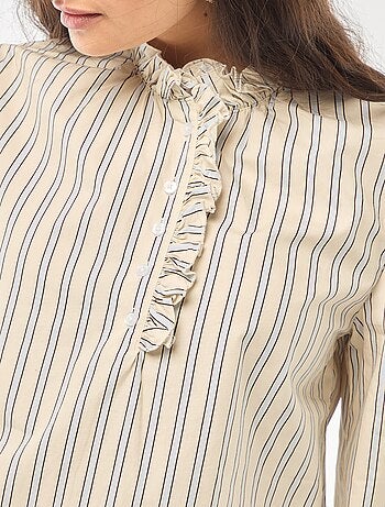 Blusa com folhos na gola e na abertura