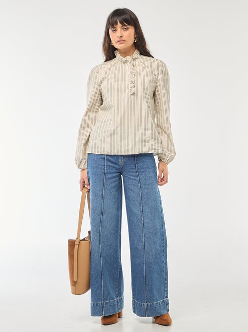 Blusa com folhos na gola e na abertura - Kiabi