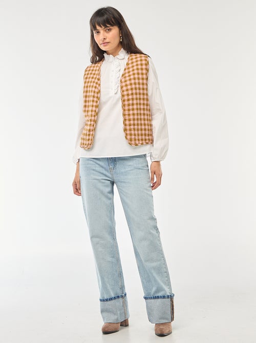 Blusa com folhos na gola e na abertura - Kiabi