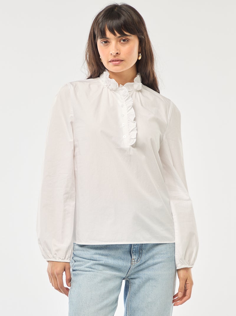 Blusa com folhos na gola e na abertura Branco - Kiabi