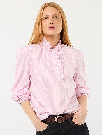 Blusa com folhos na gola e na abertura