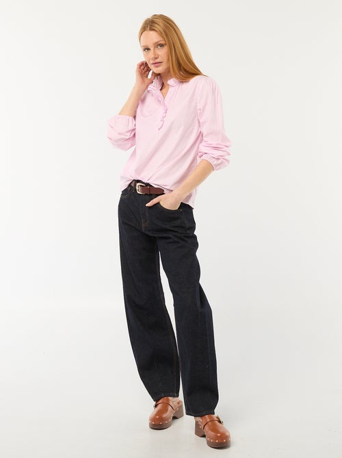 Blusa com folhos na gola e na abertura - Kiabi