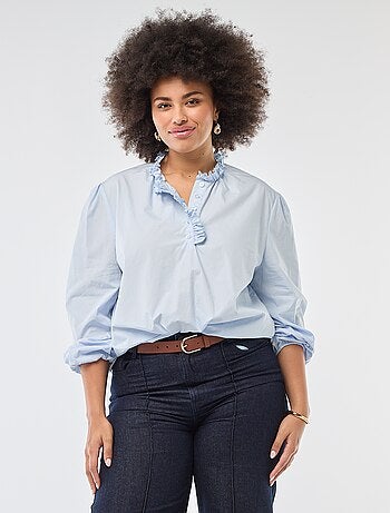 Blusa com gola alta com folhos