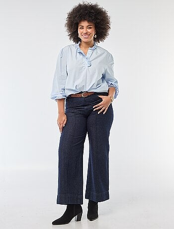 Blusa com gola alta com folhos