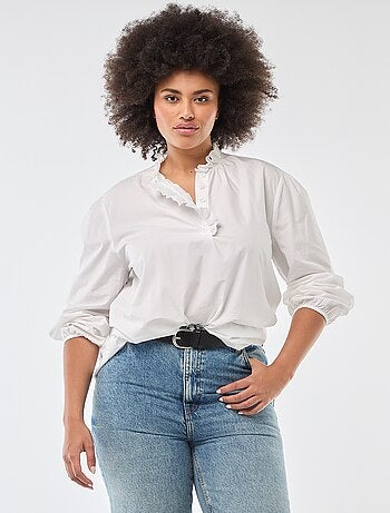 Blusa com gola alta com folhos